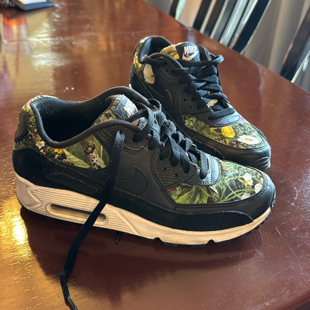 Nike air max 90. Size 7. “Spring garden”